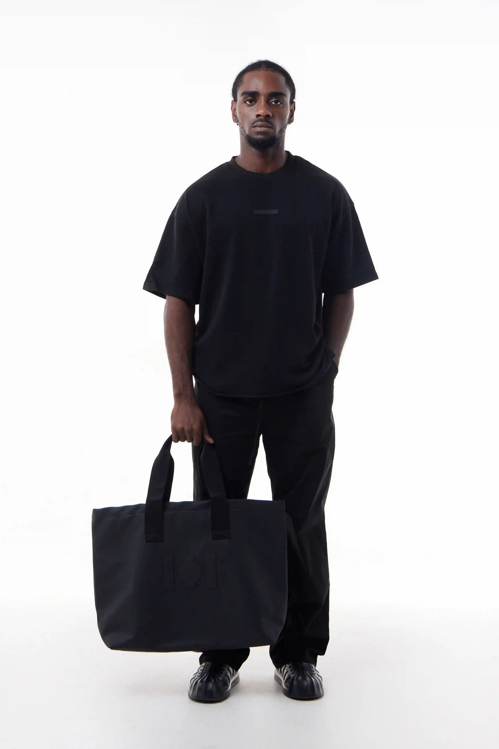 Man holding a black Urban Tote