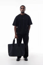 Man holding a black Urban Tote