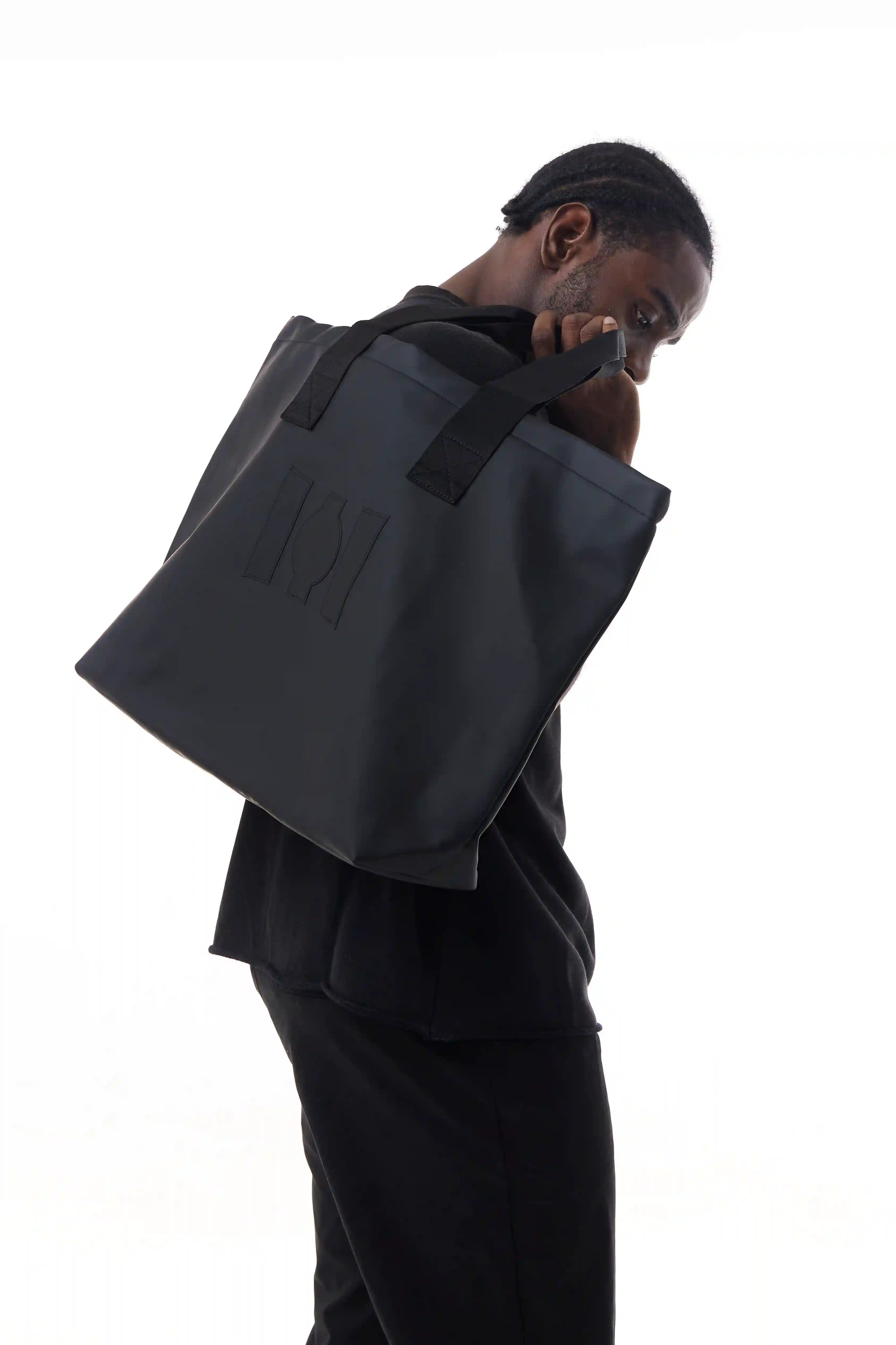 Man holding a black Urban Tote
