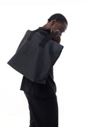 Man holding a black Urban Tote